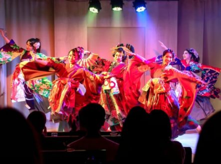 Kaguwa dance performance.